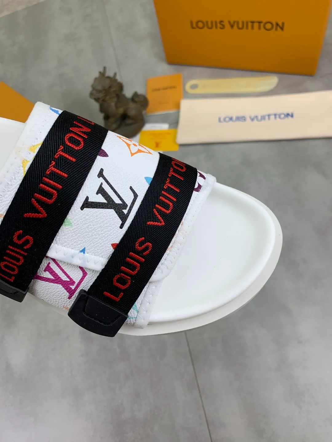 Men's shoes 💰P320💰【New style】🆘 Original quality 【LOUIS VUITTON】The popular Louis Vuitton LV men's slippers on the official website are on sale simultaneously! Original fabric imported from Italy, original factory special supply, code number: 38-44 (45 customized), many colors available